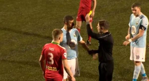 مدرب يطرد بعد ثلاث دقائق من مشاركته كلاعب