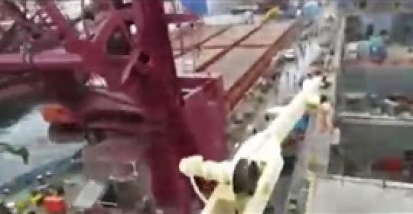 لحظة خروج رافعة ضخمة عن السيطرة وغرقها بأحد الموانئ (فيديو)