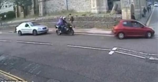 سائق يصدم دارجة نارية عمدا ويفر من مكان الحادث (فيديو وصور)