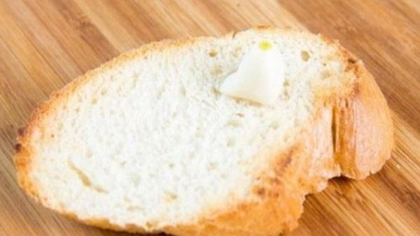 هذا ما فعله "النبي" عندما وجد قطعة خبز ملقاة في البيت (فيديو)