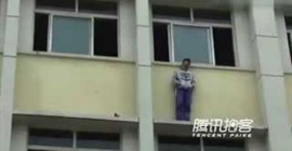 بالفيديو.. طالب يحاول الانتحار لرسوبه في الامتحان