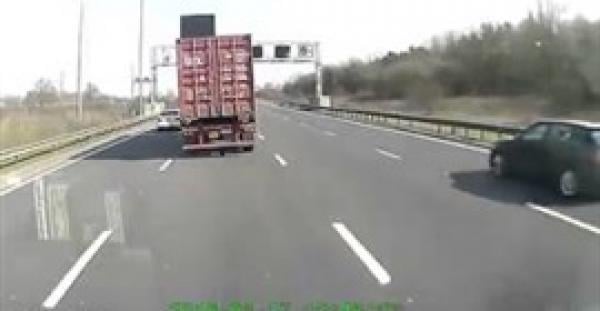 بالفيديو والصور.. شاحنة تطيح بسيارة «BMW»