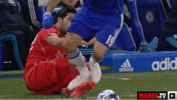 بالفيديو : حركة قذرة من كوستا تجاه مدافع ليفربول