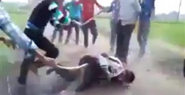 بالفيديو.. الأهالي يسحلون رجلين حاولا خطف طفل