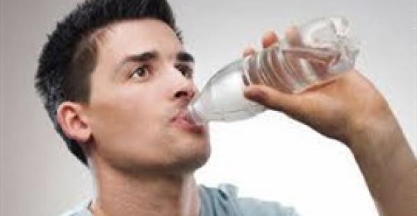 استشاري تغذية يحذر من الإفراط في شرب المياه عند السحور