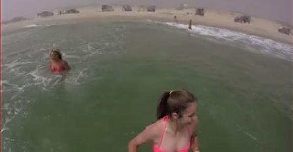 بالفيديو.. شاهد كيف أنقذت عصا سيلفي فتاة من الغرق