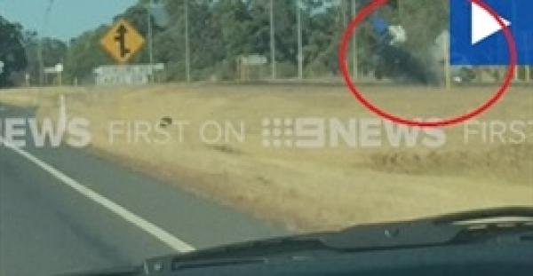 بالفيديو والصور.. سائق مخمور يتسبب في حادث مروع على طريق معاكس