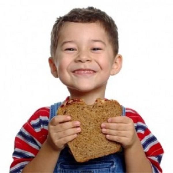 تناول الخبز الأسمر يزيد تركيز الأطفال