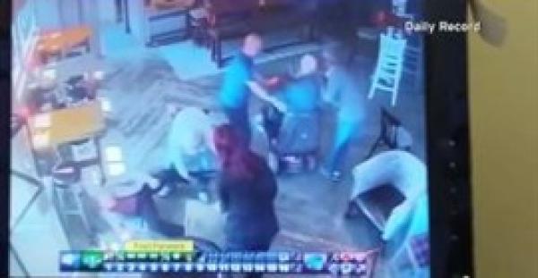 بالفيديو.. لحظة دهس مسن زبونين بدراجته داخل مقهى