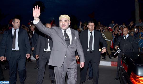 ساكنة مدينة العيون تخص الملك محمد السادس باستقبال شعبي تاريخي