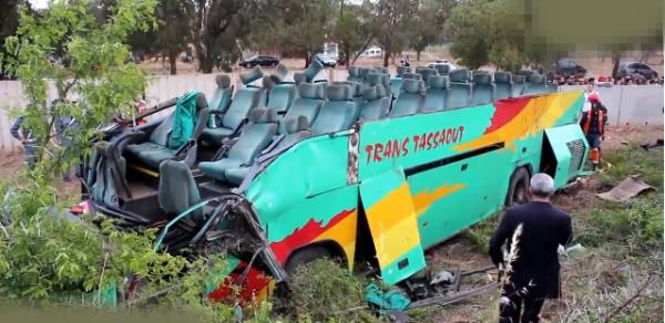 4 قتلى و34 مصابا بجروح متفاوتة الخطورة إثر انقلاب حافلة للمسافرين على مشارف المحمدية (صور)