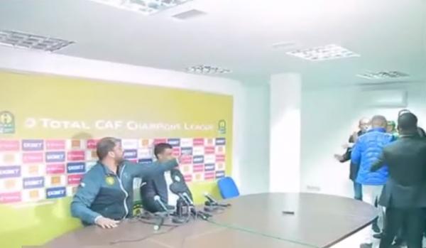 "القربلة" التي وقعت في الندوة الصحفية بعد مباراة الرجاء والترجي (فيديو)