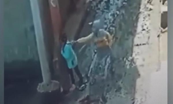 فيديو صادم.. طفل شجاع ينقذ طفلة تعرضت لصعقة كهربائية قاتلة