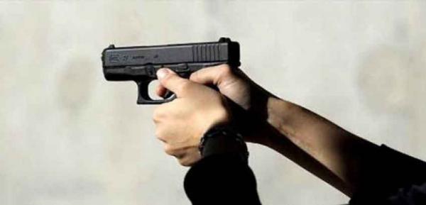 "مشرملين" يحملون أسلحة يهاجمون منزل شرطي والأخير يستخدم مسدسه