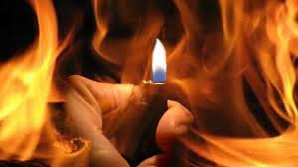 وسط ذهول المواطنين...شخص يضرم النار في جسده بقلب العاصمة الرباط