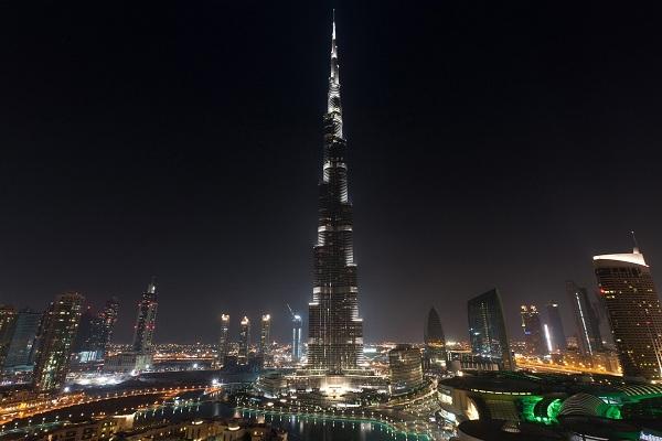 إماراتي يوثق اختفاء برج خليفة في سحابة ماطرة