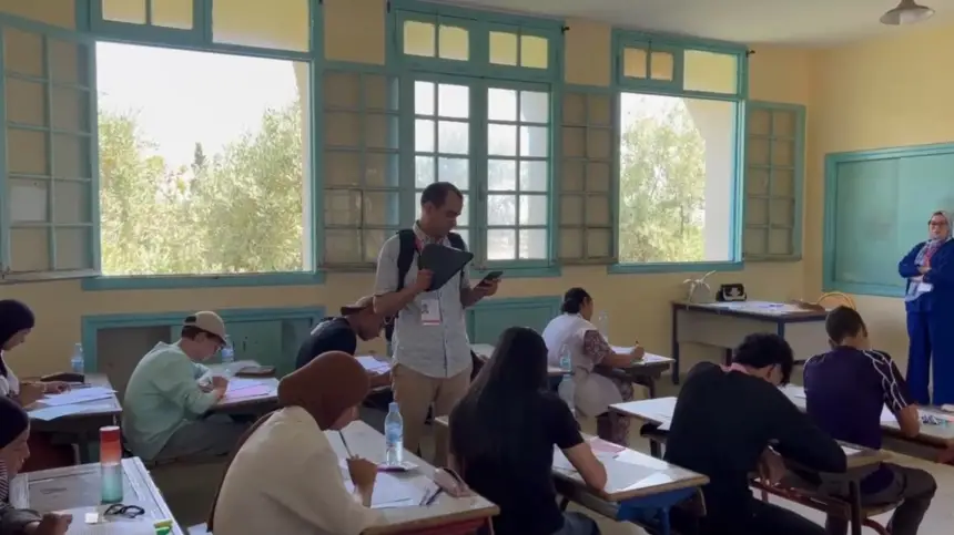 فاس..شاهد كيف راقبت لجان المراقبة تلاميذ الأولى بكالوريا بآلة رصد الغشاشين وكيف يتم اكتشافهم