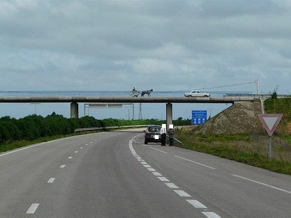 الرميد: اعتراض المركبات المرتكبة لمخالفة السرعة على الطريق السيار "غير مقبول وغير قانوني"
