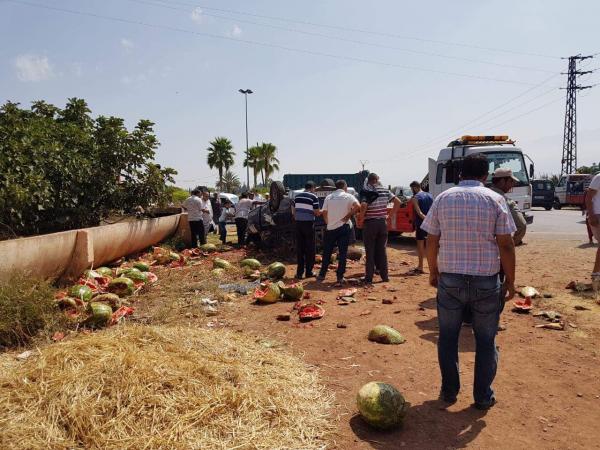 اصطدام عنيف بين سيارة خفيفة تقودها سيدة وسيارة محملة ب"الدلاح" وانقلاب هذه الأخيرة