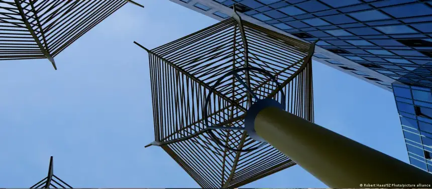 كهرباء من الهواء.. "شجرة رياح" فولاذية تلفت الأنظار في ألمانيا