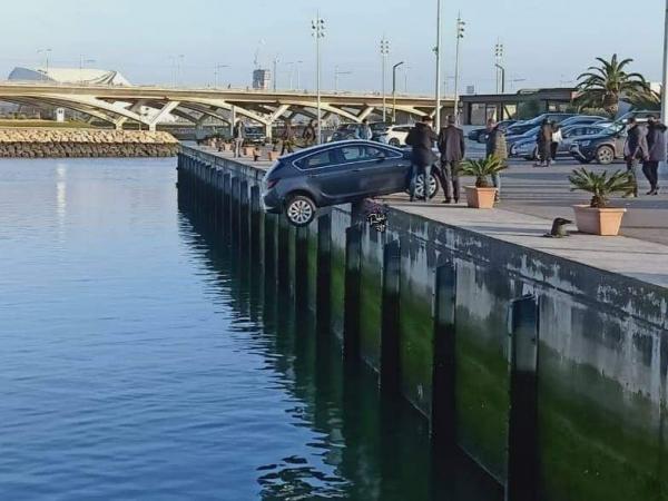 بالصورة .. صدفة غريبة تمنع سقوط سيارة بمياه مارينا سلا