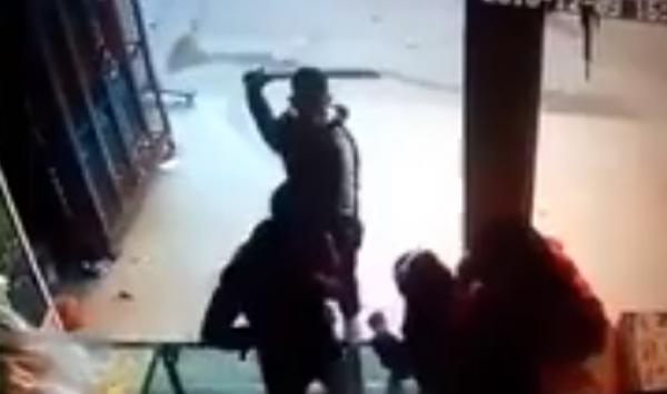 خطير :هجوم بسيف على محل تجاري في واضحة النهار بهذه المدينة