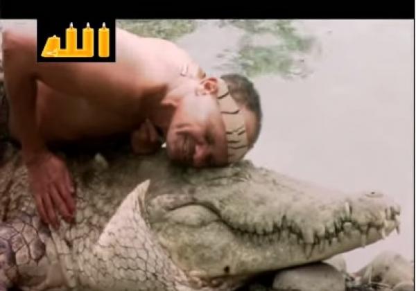شاهد وفاء التمساح مع رجل انقذ حياته منذ 20 سنة