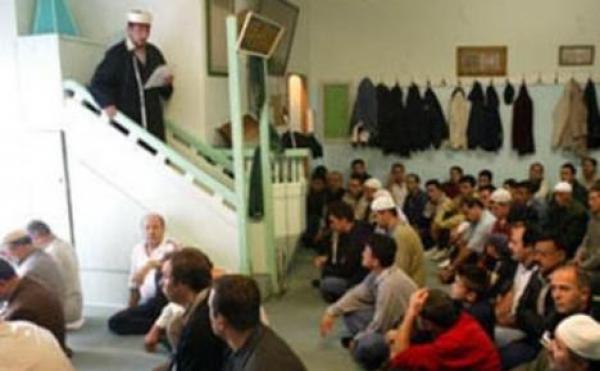 تونس : ايقاف صلاة الجمعة من طرف المصلين اثر دعوة الامام للوقوف مع بشار