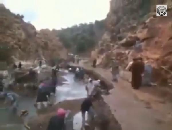 مواطنون يصلحون الطريق والسلطة في خبر كان