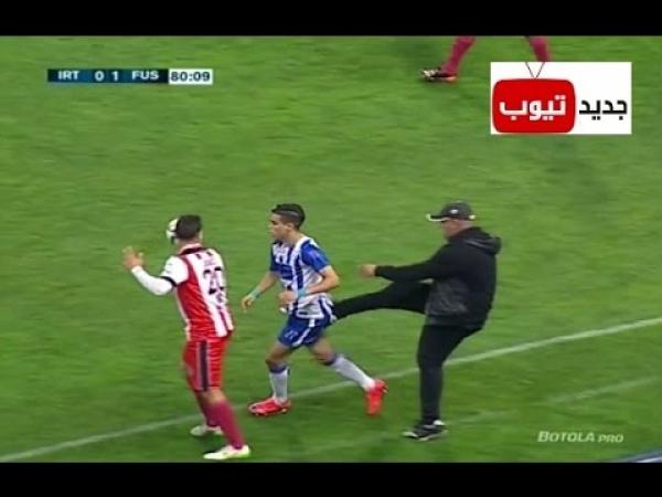 بنشيخة يركل لاعب إتحاد طنجة في لقطة طريفة