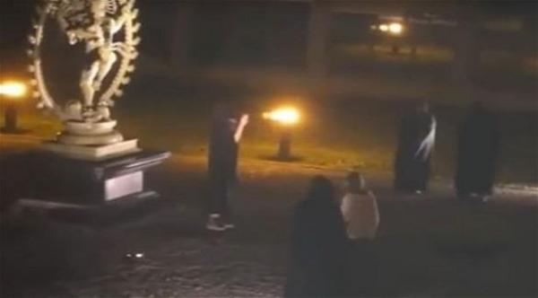 بالفيديو: مجموعة تضحي بفتاة "للشيطان" ضمن طقوس غريبة