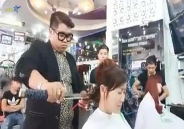 بالفيديو.. حلاق فيتنامي يستخدم سيف الساموراي في حلاقة زبائنه