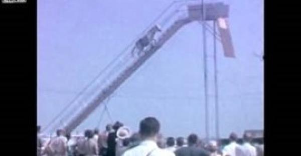 بالفيديو.. مسابقة للغطس العالي بين الخيول