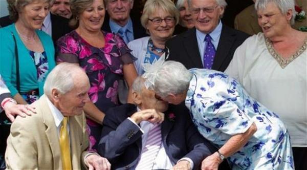 بريطانيان يصبحان أكبر عروسين في العالم