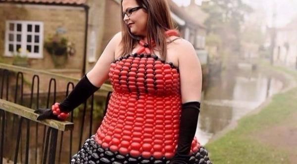 بريطاني يصنع فساتين لعائلته من البالونات