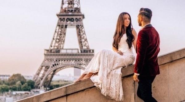 فتاة ترتدي فستان زفافها في عشرات البلدان