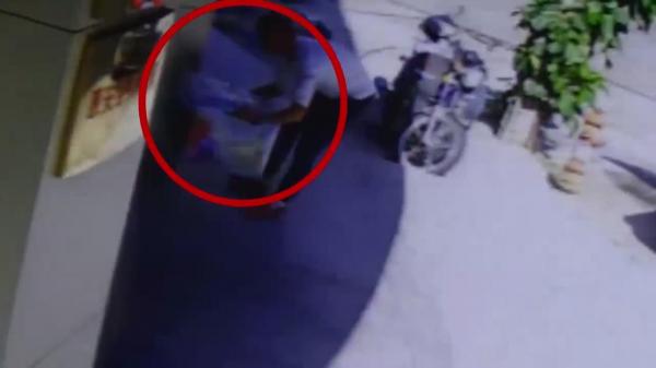 بالفيديو: أب يهجر طفله أمام ملجأ للأيتام