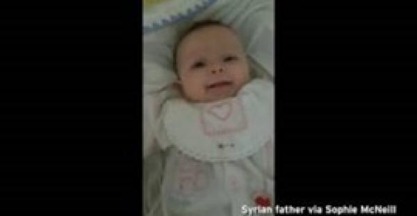 بالفيديو.. طفل سوري يبتسم قبل انفجار قنبلة أمام منزله