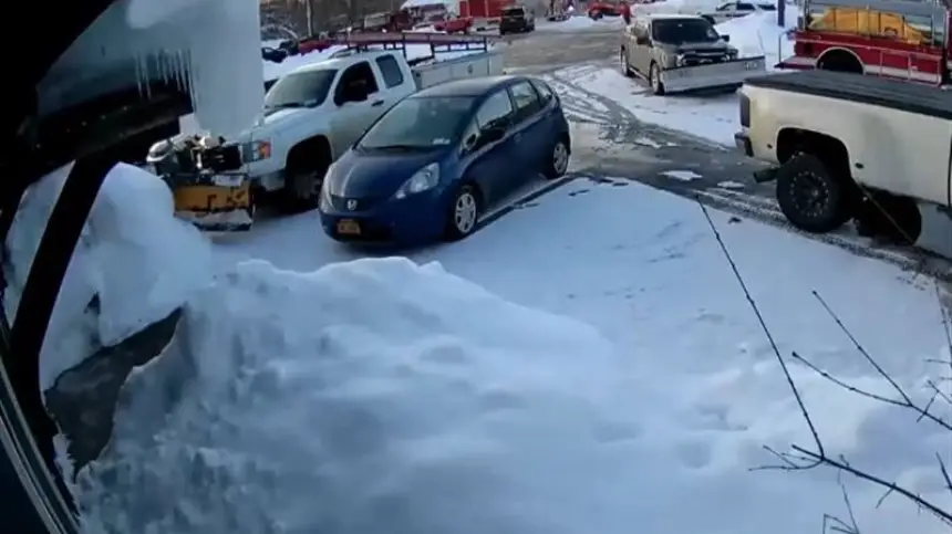 في 3 ثوان، لحظة انهيار مروع لمركز إطفاء في نيويورك (فيديو).