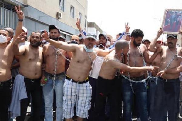 مهنيو الطاكسيات الكبيرة يحتجون في شوارع الرباط مطوقي الأعناق بالسلاسل