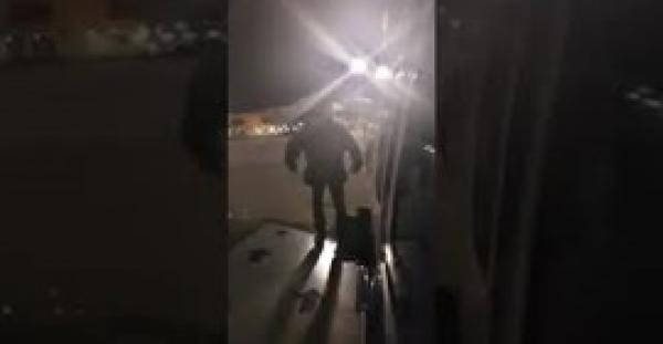 مسافر ملّ من الانتظار داخل طائرة فخرج من الجناح (فيديو)