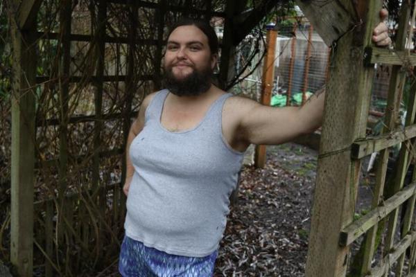 بالفيديو.. سيدة تتوقف عن حلق ذقنها بعد 26 عاما