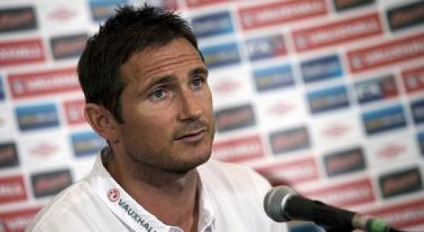 فرانك لامبارد يسخر من لاعبي الرجاء بعد تهافتهم على حذاء رونالدينهو  