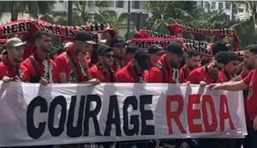 قبل "صدام" الكاف.. جماهير اتحاد العاصمة الجزائري ترفع "لافتة تضامن" مع رضا الهجهوج المعتقل