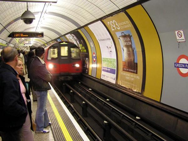 عاجل...استنفار أمني بلندن وإغلاق محطة مترو أنفاق بسبب "حادث إرهابي"