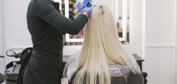 أضرار صبغ الشعر للنساء والرجال