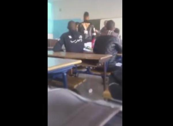 ناري فين وصلنا ... تلميذ يضرب أستاذه و يسحله داخل القسم في ورزازات (فيديو)