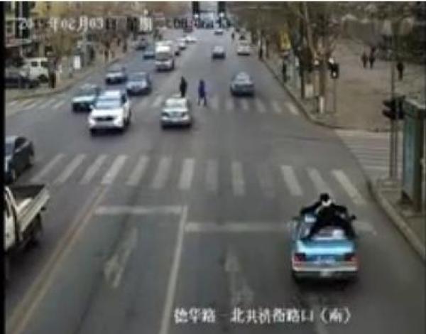 بالفيديو: شرطي صيني على ظهر سيارة أجرة