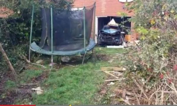 بالفيديو: زوجان ينجوان بأعجوبة بعد اقتحام سيارة لمنزلهما