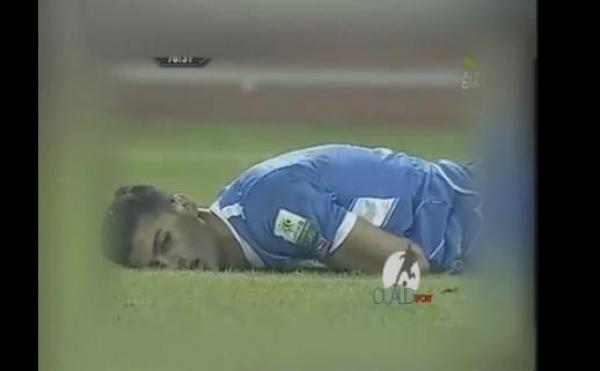 حارس مرمى يبتلع لسانه في الدوري الجزائري ..  شاهد ماذا حصل له !!